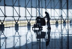 Agent de propreté dans un aéroport