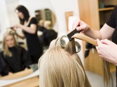 Coiffeuse réalisant un brushing