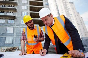 Conducteur de travaux sur un chantier